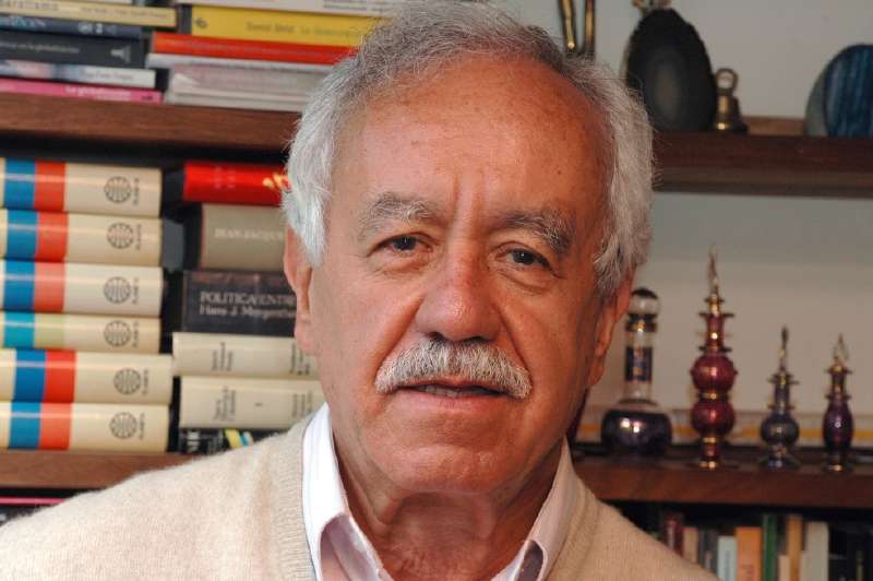 Francisco Leal Buitrago escribió en 1994 el libro “El oficio de la guerra. La seguridad nacional en Colombia". / Cortesía
