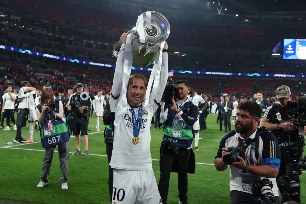 LONDRES, 01/06/2024.- El centrocampista croata del Real Madrid, Luka Modric, con el trofeo que les acredita vencedores de la Liga de Campeones tras imponerse 2-0 al Borussia Dortmund en la final disputada hoy sábado en el estadio de Wembley, en Londres. EFE / Kiko Huesca.