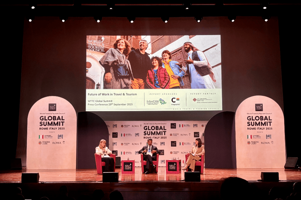 Gloria Guevara, CEO interina del WTTC; Ahmed Al Khateeb, Ministro de Turismo del Reino de Arabia Saudita; y Sara Meaney, socia directora de Coraggio Group durante la presentación del estudio. Cumbre Mundial del Turismo Roma