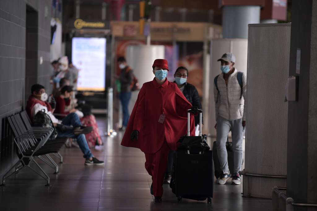 Vuelos internacionales cerrados causada por la pandemia del Covid-19, el aeropuerto instaló varias camas para los pasajeros que están varados en esta terminal aérea.