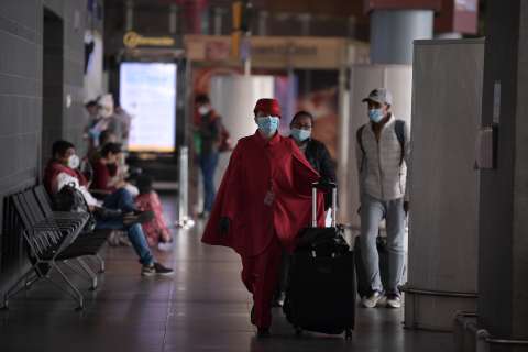 Número de pasajeros aéreos cayó un 60 % en 2020, según OACI