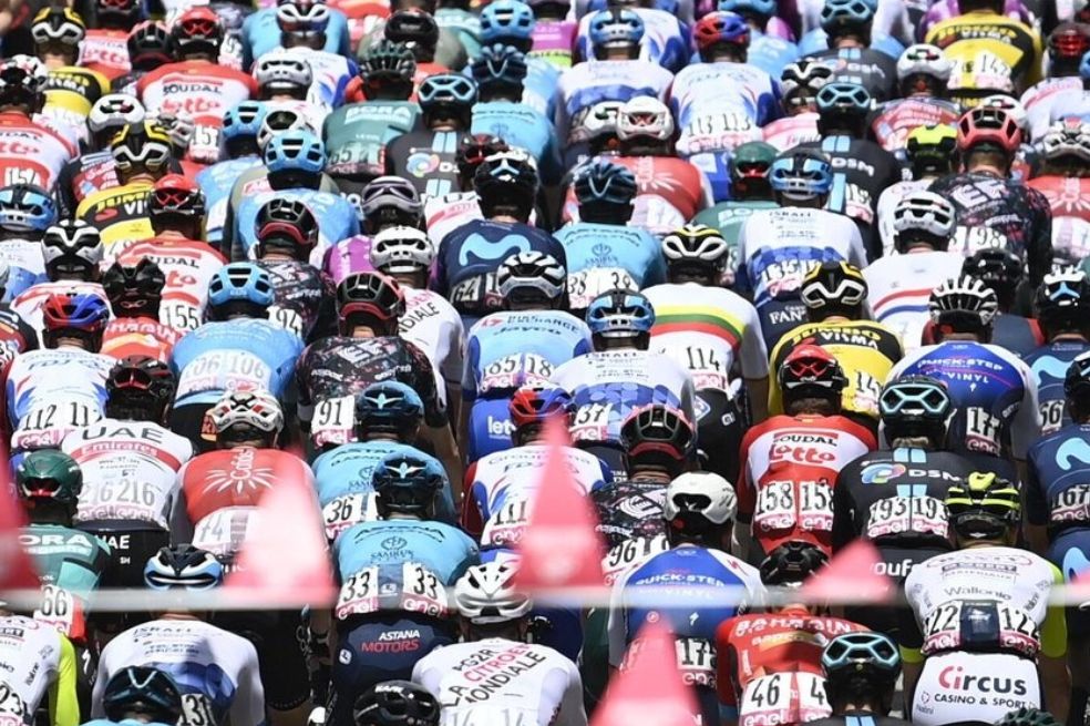 El pelotón del Giro de Italia en la cuarta etapa de la carrera // Twitter Giro de Italia