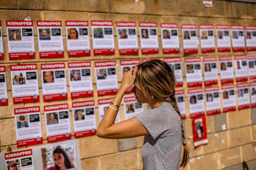 Tel Aviv (Israel), 06/10/2025.- (FILE) - A woman looks at pictures of the hostages held by Hamas militants in Gaza, outside of the Israeli military base of The Kirya in Tel Aviv, Israel, 18 October 2023 (reissued 06 October 2025). 07 October 2025 marks two years since the Palestinian militant group Hamas launched a surprise attack on Israel, taking dozens of hostages and killing nearly 1,200 people. In response, Israel began its war on Gaza, which has killed more than 66,000 people, displaced millions and destroyed the Palestinians enclave. EFE/EPA/MARTIN DIVISEK