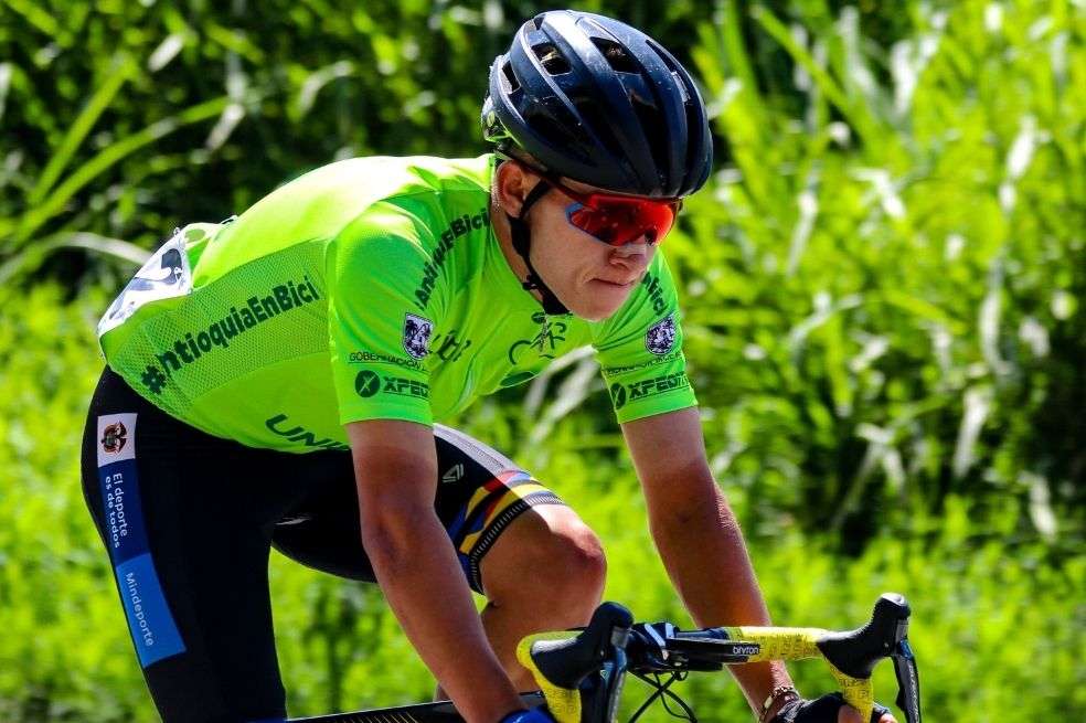 Didier Merchán con la camiseta verde que identifica al lider de la clasificación general de la Vuelta a Antioquia (@andersonbonilla).