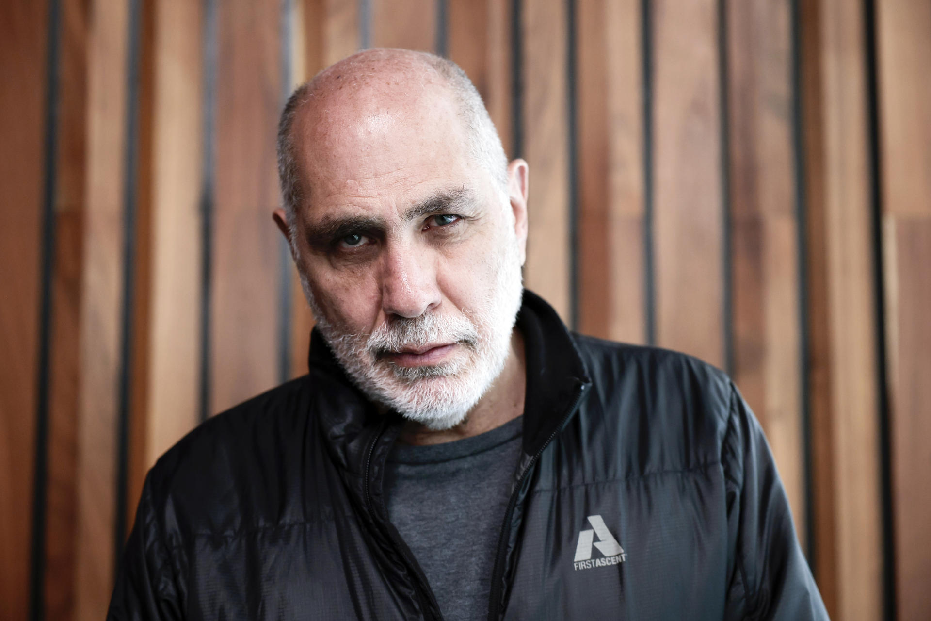 MEX9872. CIUDAD DE MÉXICO (MÉXICO), 13/08/2025.- El escritor mexicano Guillermo Arriaga posa luego de una entrevista con EFE este martes, en Ciudad de México (México). Tras la reciente crisis migratoria en Estados Unidos, Arriaga reflexiona que "sería demasiado fácil decir que el votante de Donald Trump está equivocado" y es el responsable de las deportaciones y persecuciones que enfrentan muchos extranjeros en territorio estadounidense. EFE/ José Méndez