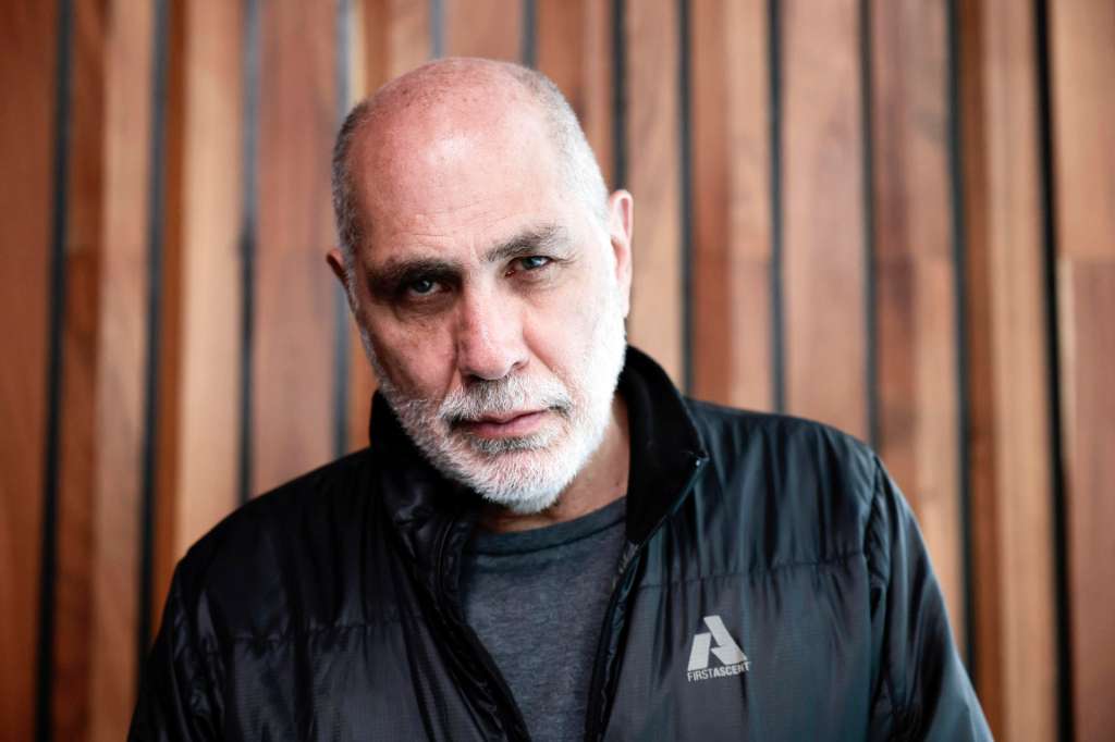 MEX9872. CIUDAD DE MÉXICO (MÉXICO), 13/08/2025.- El escritor mexicano Guillermo Arriaga posa luego de una entrevista con EFE este martes, en Ciudad de México (México). Tras la reciente crisis migratoria en Estados Unidos, Arriaga reflexiona que "sería demasiado fácil decir que el votante de Donald Trump está equivocado" y es el responsable de las deportaciones y persecuciones que enfrentan muchos extranjeros en territorio estadounidense. EFE/ José Méndez
