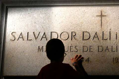 Salvador Dalí reapareció con su bigote intacto