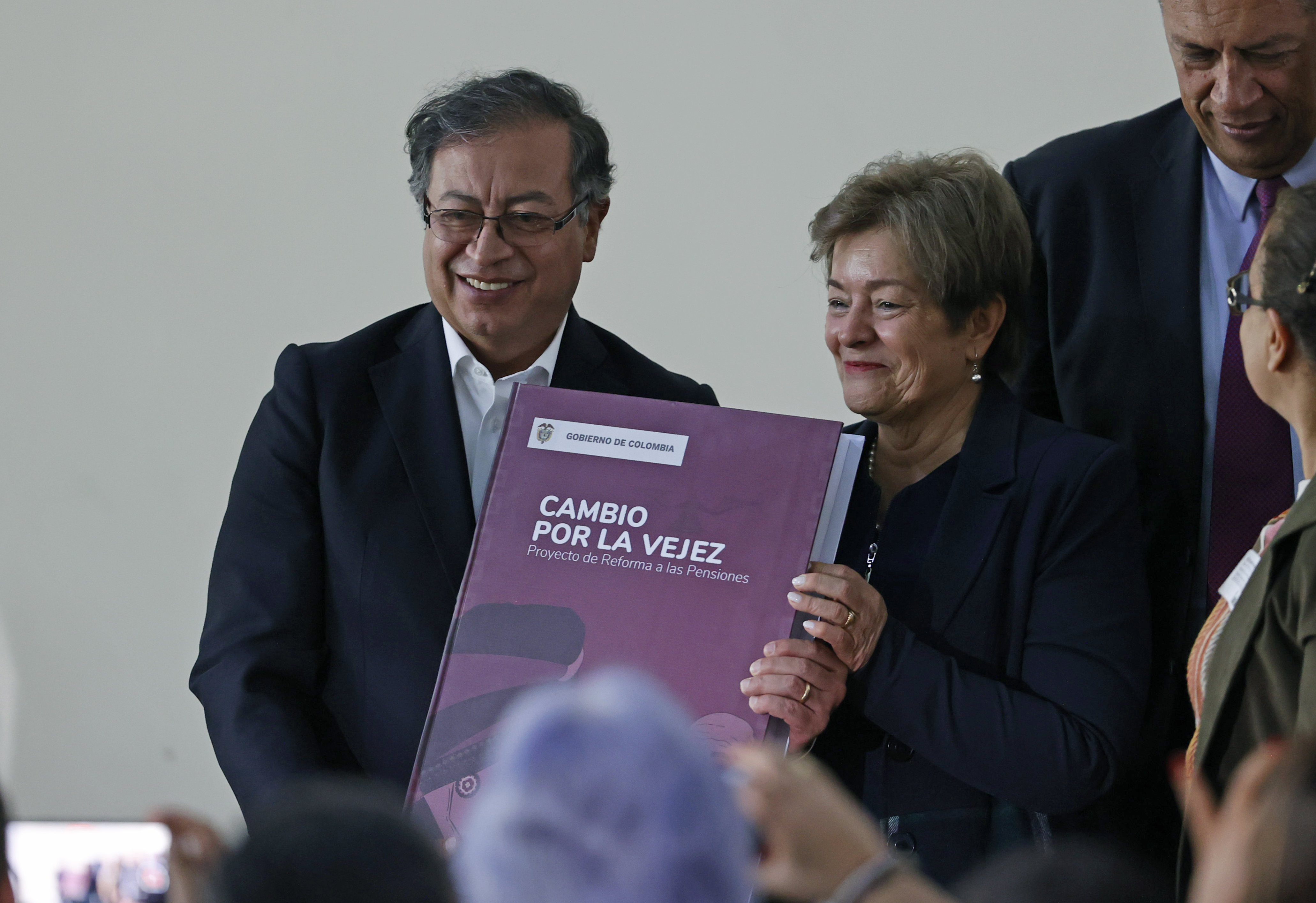 AME4784. BOGOTÁ (COLOMBIA), 22/03/2023.- El presidente de Colombia, Gustavo Petro, posa hoy junto a la ministra de Trabajo, Gloria Inés Ramírez, durante la radicación del proyecto de ley de reforma pensional ante el Congreso, en Bogotá (Colombia). Tras haber concertado 86 de los 89 puntos del proyecto, el Gobierno de Gustavo Petro radicó este miércoles ante el Congreso su reforma pensional. EFE/ Mauricio Dueñas Castañeda