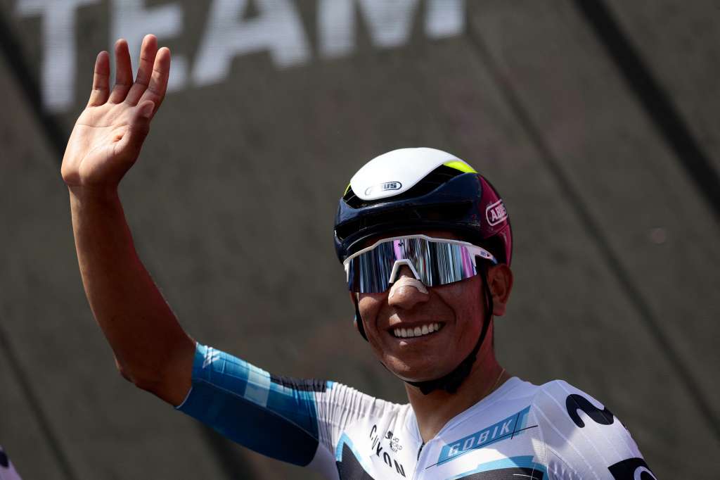 El ciclista colombiano del Movistar Team, Nairo Quintana, observa durante la presentación de equipos de la undécima etapa del 108.º Giro de Italia, una carrera de 186 kilómetros entre Viareggio y Castelnovo ne' Monti, el 21 de mayo de 2025.
