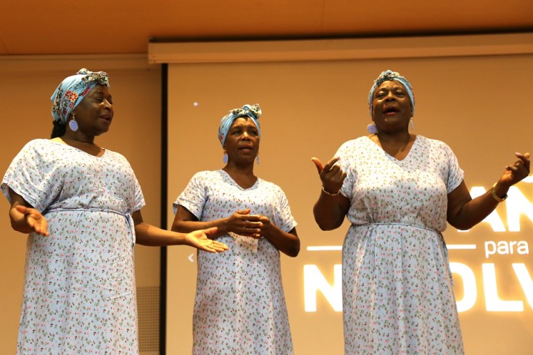 Las cantaoras de la Comuna 13 llamadas "Alegrías del Atrato" fueron parte de la agenda cultural de la conmemoración.