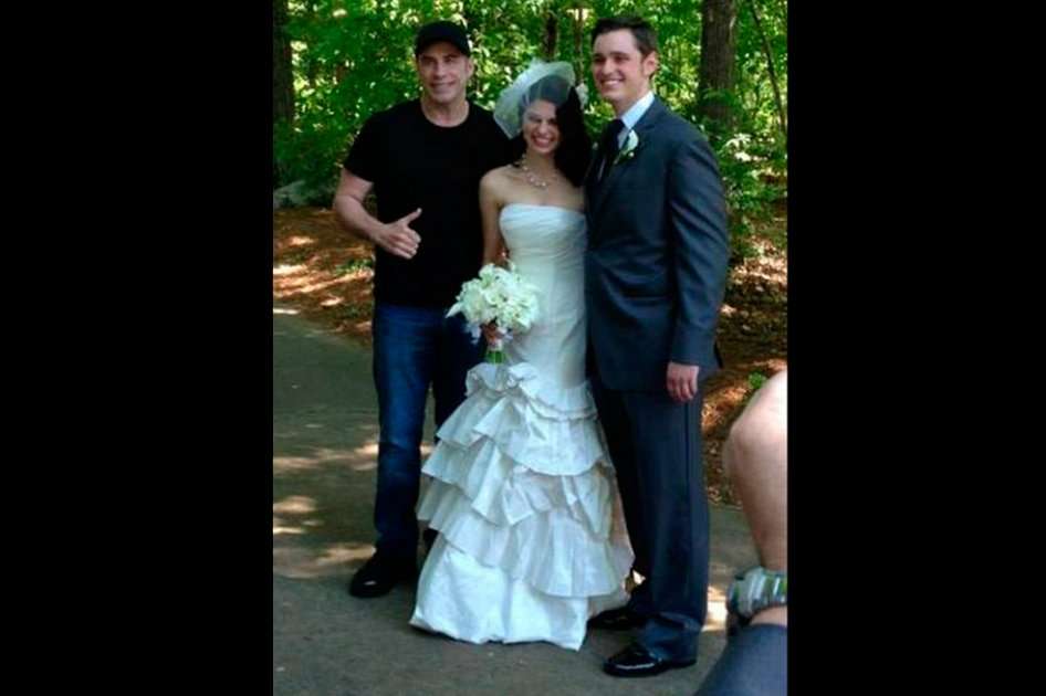 John Travolta junto a la pareja recién casada, en Georgia (Estados Unidos). / Bang Showbiz