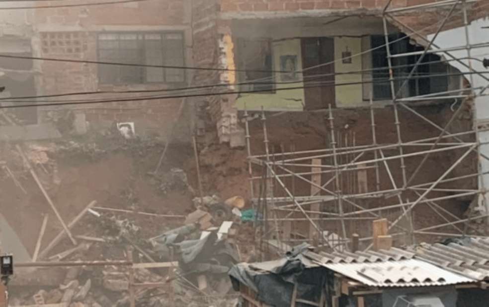 La Secretaría de Movilidad de Envigado informó que mientras se realizan las labores de despeje de la vía, la calle 43A sur permanecerá cerrada. / Twitter Blu Radio Antioquia