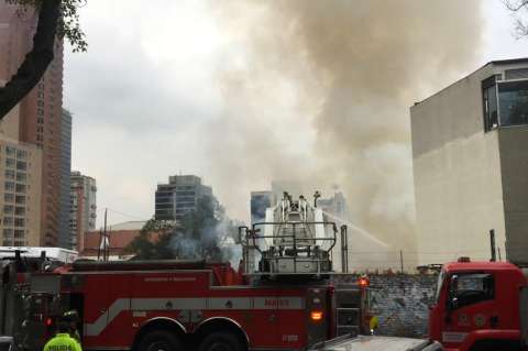 Murió una niña tras incendio en bodegas de reciclaje en el centro de Bogotá
