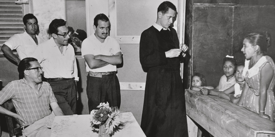 El sacerdote Camilo Torres fue un referente en los comienzos de la sociología en Colombia. Luego abandonó la vida académica y religiosa para tomar las armas y enlistarse con el Eln.