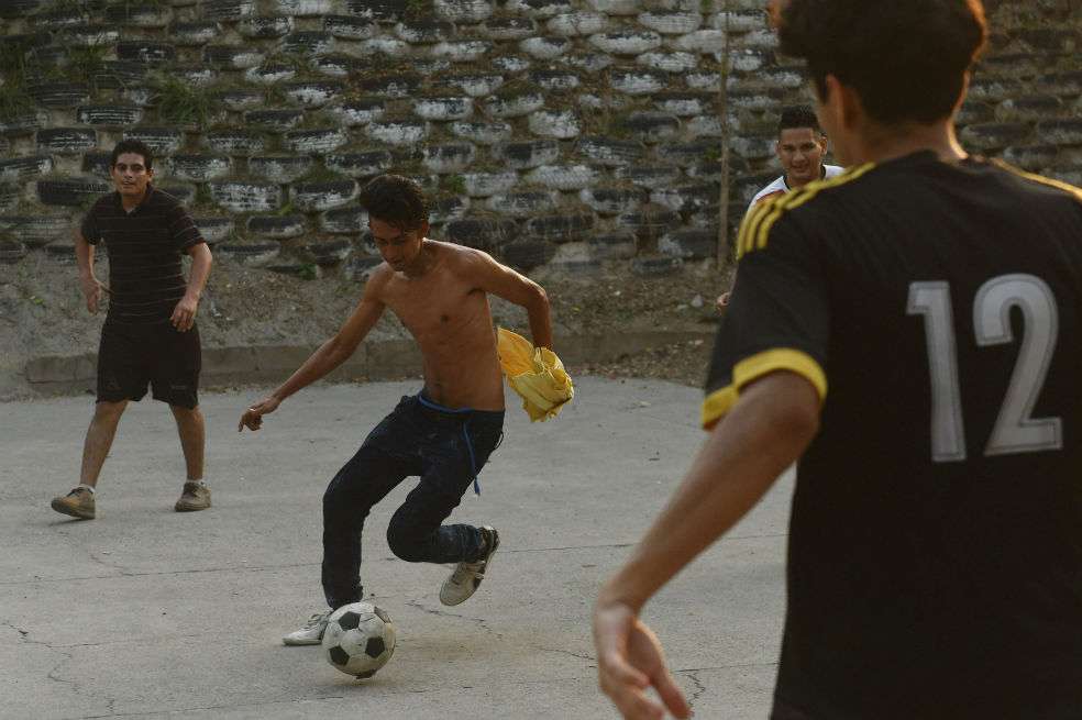 Algunos jóvenes salvadoreños en un centro en la ciudad de Popotlan. / AFP