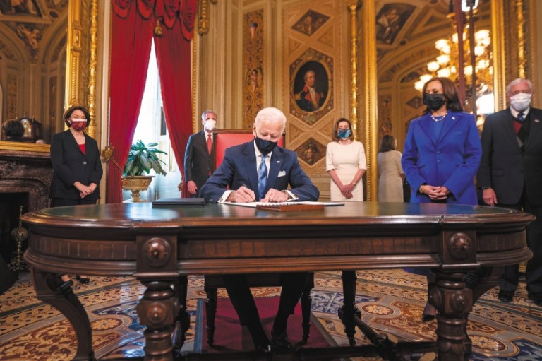 Estas son las 17 medidas aprobadas por Biden en su primer día en la Casa Blanca