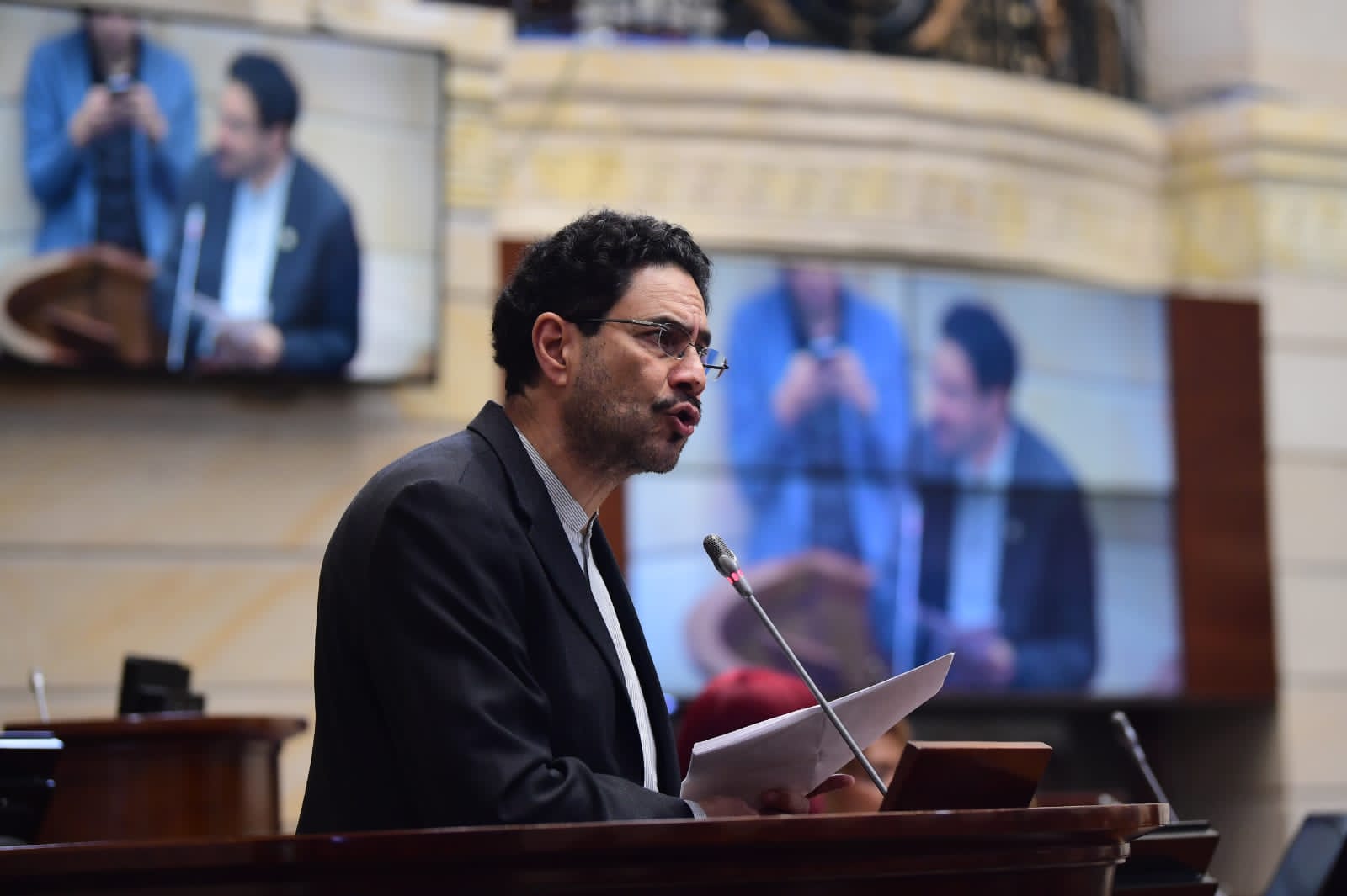 Iván Cepeda, senador de la República, en su intervención durante el debate de control político sobre la implementación del proceso de paz, el 18 de abril de 2023.