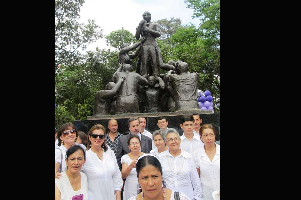 Monumento a los 19 comerciantes víctimas de la desaparición forzosa en 1987. /Cortesía de la Comisión Colombiana de Juristas.