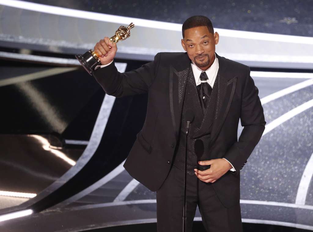 -FOTODELDÍA- Hollywood (Estados Unidos), 28/03/2022.- El actor Will Smith agradece el Óscar al mejor actor protagonista por su papel en 'El método Williams' durante la 94ª ceremonia anual de los Premios de la Academia de Cine estadounidense en el Dolby Theatre de Hollywood, Los Ángeles, California, Estados Unidos. EFE/ Etienne Laurent