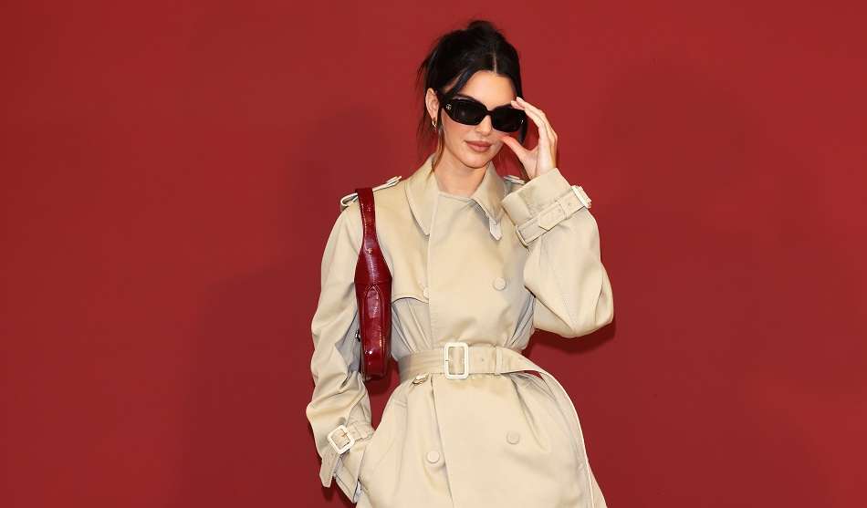 La socialité Kendall Jenner llevó un bolso en cherry red para el más reciente desfile de Gucci.