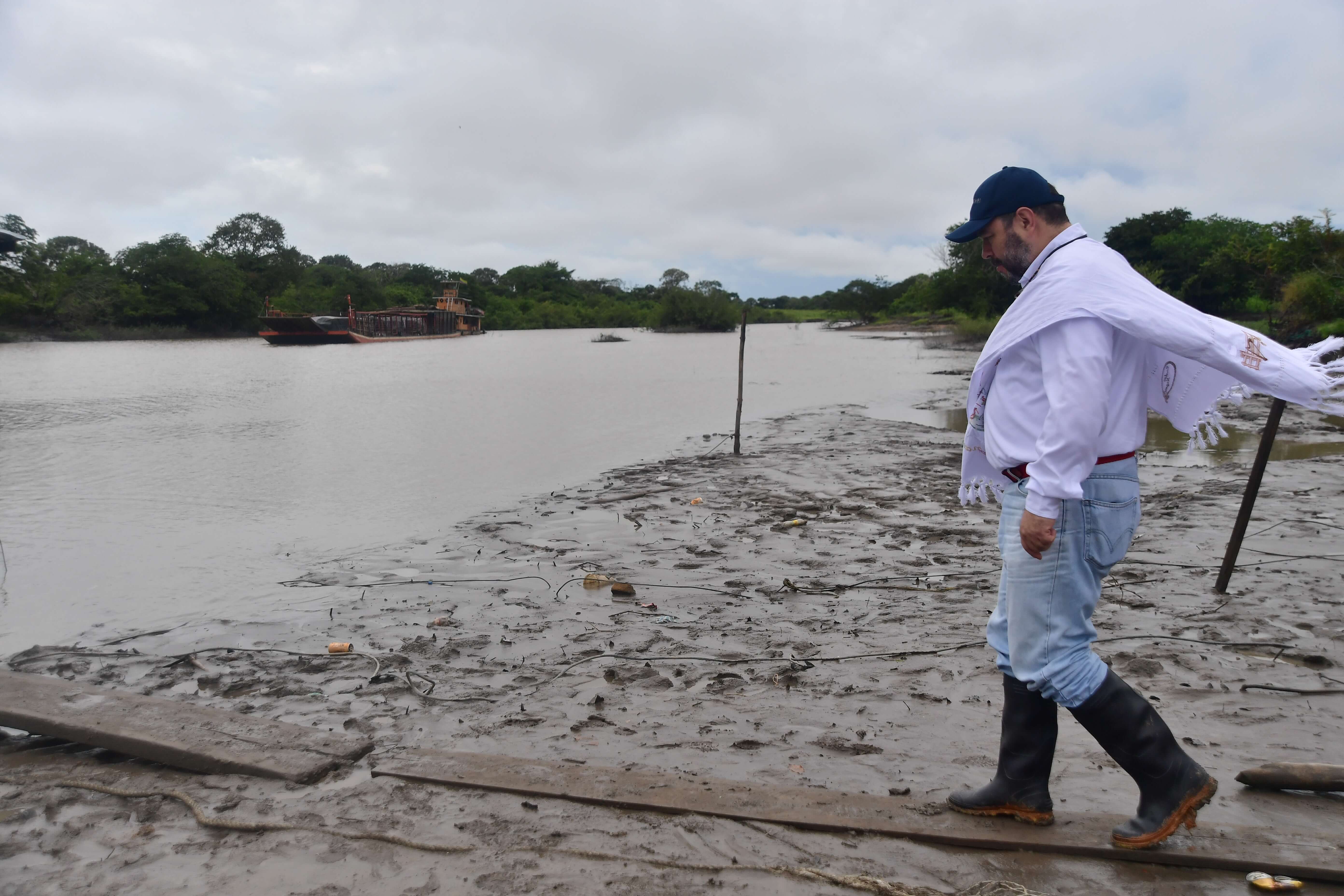 Desde el pasado lunes hasta el sábado, el defensor del Pueblo recorrió por trochas y ríos algunas poblaciones de Arauca, Vichada y Casanare. / Óscar Pérez – El Espectador