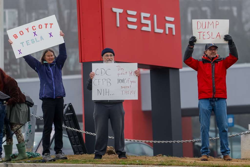 DECATUR (United States), 15/02/2025.- Demonstrators gather outside a Tesla dealership in Decatur, Georgia, USA, 15 February 2025 to protest businessman Elon Musk's new role in US President Trump's administration. Musk is leading the newly created Department of Government Efficiency (DOGE) and has come under widespread rhetorical and legal criticism, including a lawsuit filed last week by several US states looking to undo alleged unconstitutional actions by the agency and block future actions like freezing federal funding and accessing sensitive data. (Protestas) EFE/EPA/ERIK S. LESSER