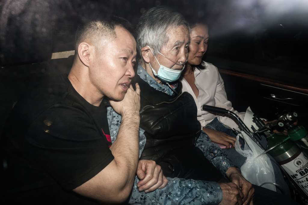 AME2518. LIMA (PERÚ), 06/12/2023.- El expresidente peruano Alberto Fujimori (c) (1990-2000), acompañado de sus hijos, Keiko (d) y Kenji Fujimori (i), sale del penal luego de ser puesto en libertad en cumplimiento de una orden del Tribunal Constitucional, a pesar de que la Corte Interamericana de Derechos Humanos (CorteIDH) pidió a las autoridades del país andino que se abstuvieran de hacerlo, hoy en Lima (Perú). EFE/ Aldaír Mejía