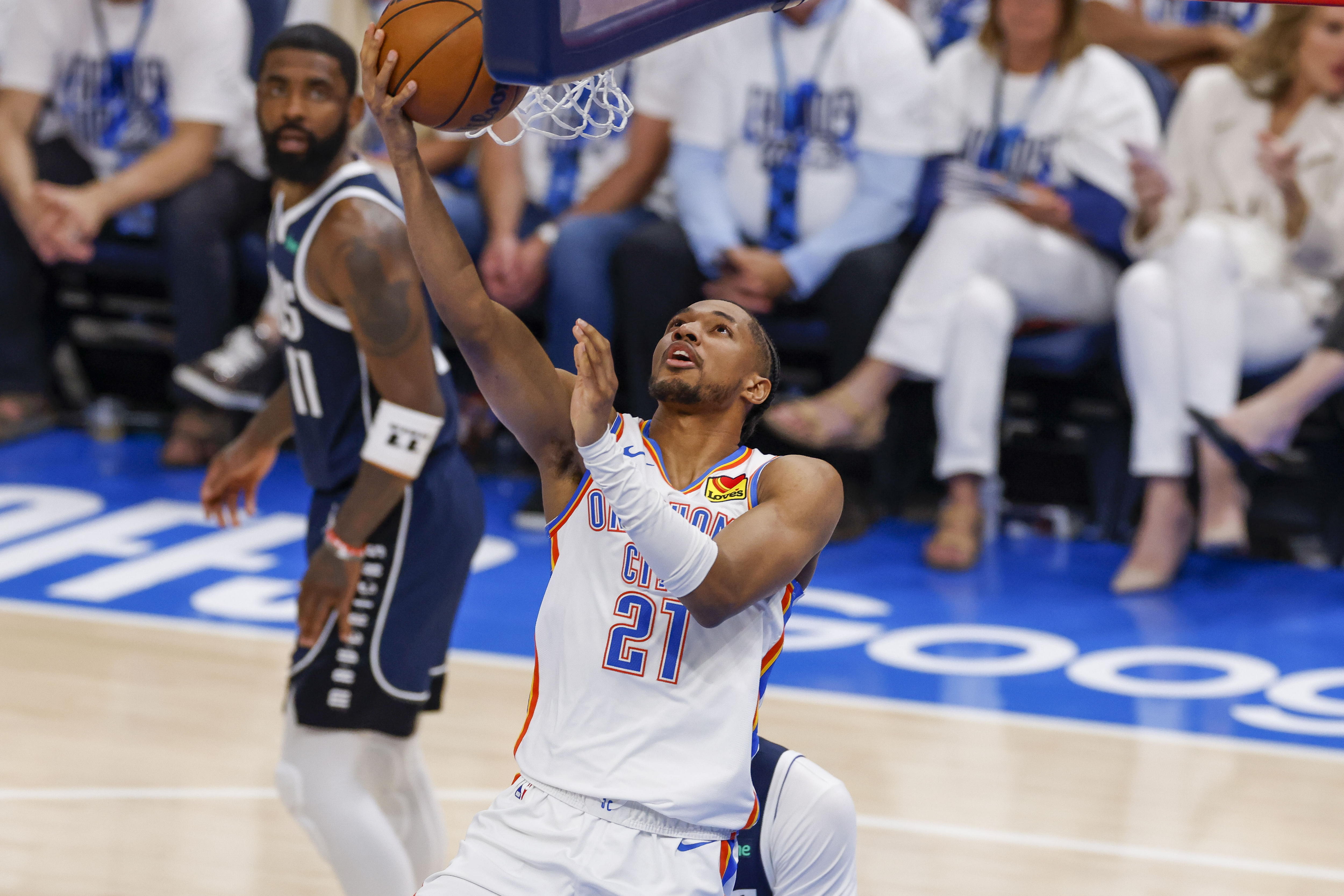 Oklahoma City (United States), 08/05/2024.- Oklahoma City Thunder guard Aaron Wiggins (front) makes a layup against Dallas Mavericks guard Luka Doncic during the first half of the NBA Western Conference Semifinal round playoff basketball game one between the Dallas Mavericks and the Oklahoma City Thunder in Oklahoma City, Oklahoma, USA, 07 May 2024. (Baloncesto) EFE/EPA/ADAM DAVIS SHUTTERSTOCK OUT