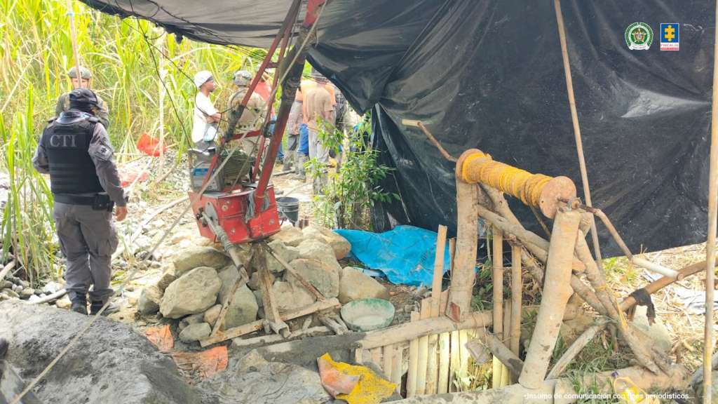 Estas personas fueron capturadas en flagrancia en zona rural de Santander de Quilichao (Cauca). De acuerdo con las pruebas, vertían sustancias tóxicas al agua.