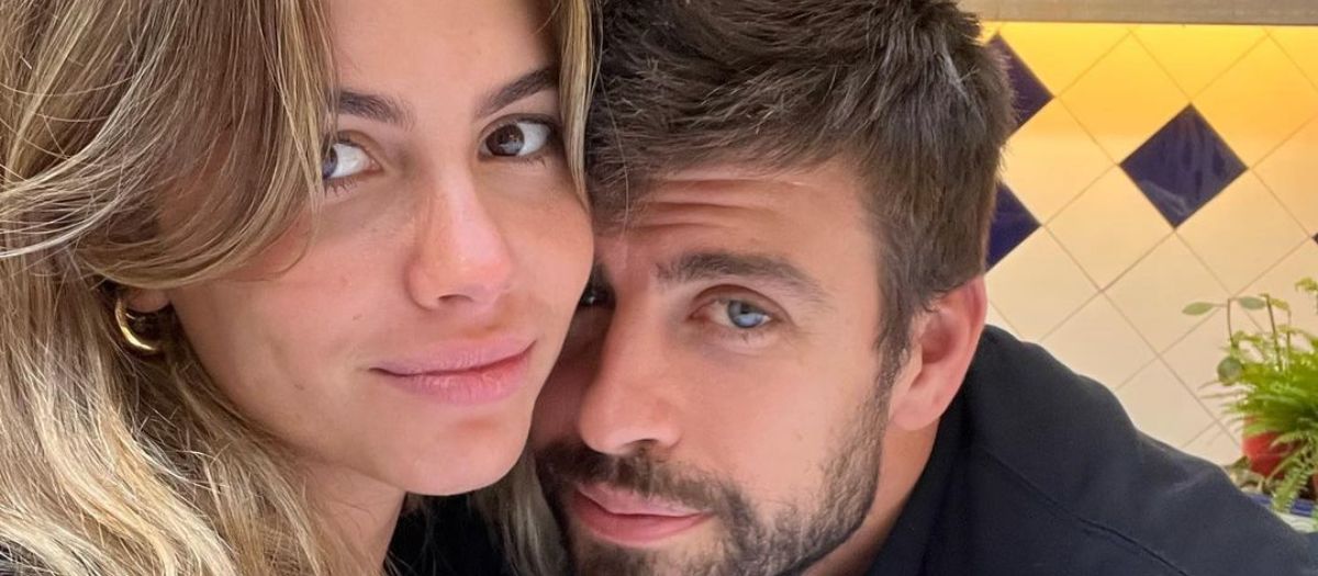 Clara Chía, la novia de Piqué, posó sonriente en la que parece ser la antigua casa de Shakira.