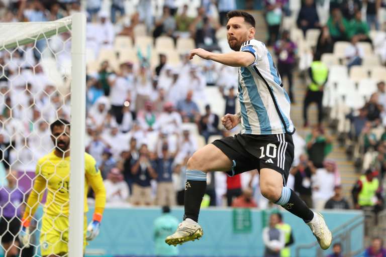 Lusail (Qatar), 22/11/2022.- Lionel Messi of Argentina celebrates after scoring the 1-0 penalty goal in the FIFA World Cup 2022 group C soccer match between Argentina and Saudi Arabia at Lusail Stadium in Lusail, Qatar, 22 November 2022. (Mundial de Fútbol, Arabia Saudita, Estados Unidos, Catar) EFE/EPA/Mohamed Messara