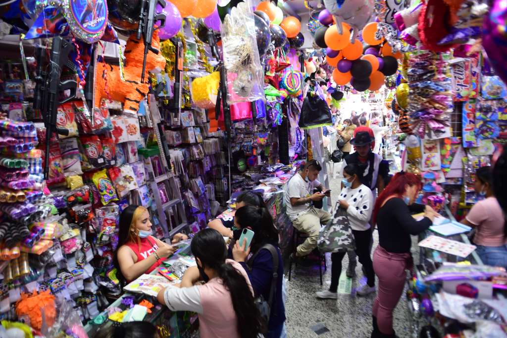 Comerciantes que se preparan y venden artículos de Halloween en la temporada del día de los niños, disfraces y antifaces, entre los mas vendidos