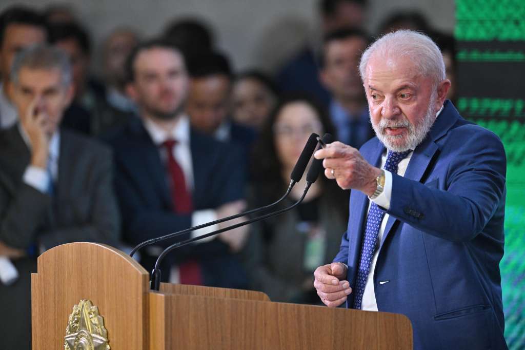 AME9800. BRASILIA (BRASIL), 13/08/2025.- El presidente de Brasil, Luiz Inácio Lula da Silva, habla durante la firma del paquete de ayudas a los exportadores afectados por los aranceles de Estados Unidos impuestos a Brasil este miércoles, en el Palacio del Planalto en Brasilia (Brasil). "Ya hablé con la India, con China, con Sudáfrica, y voy a hablar con Francia, con Alemania y con todo el mundo" a fin de promocionar le oferta exterior de Brasil, dijo Lula en una ceremonia en la que el Gobierno anunció un paquete de ayuda a los exportadores afectados por los aranceles del 50 %. EFE/ Andre Borges
