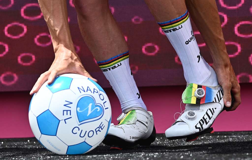 Naples (Italy), 11/05/2023.- Belgian rider Remco Evenepoel of team Soudal Quick-Step takes off his shoes during the signing in ahead of the sixth stage of the 2023 Giro d'Italia cycling race, over 162km around Naples, Italy, 11 May 2023. (Ciclismo, Italia, Nápoles) EFE/EPA/LUCA ZENNARO