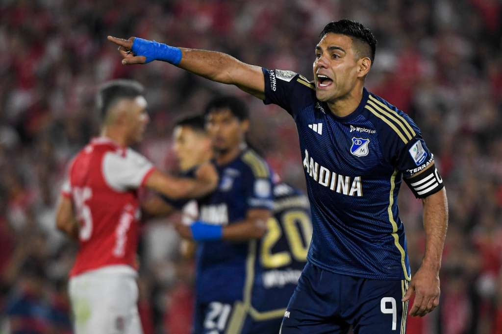 Radamel Falcao García, capitán de Millonarios, estuvo cerca de marcar el segundo gol de su equipo en el cierre de la primera mitad, pero su remate de cabeza se fue ancho.