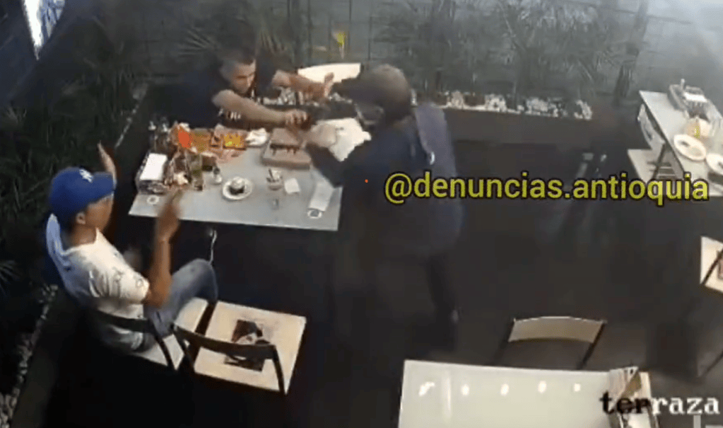 Hombre con arma de fuego apunta a otro con su pistola.