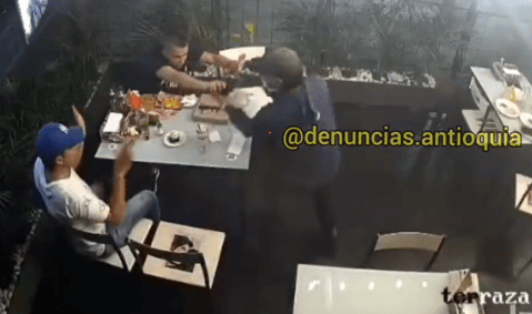 Video: ¡Ojo! En solo segundos, así roban a clientes en restaurantes de  Medellín