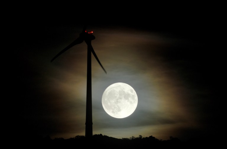 Vila Pouca De Aguiar (Portugal), 30/08/2023.- A Super Moon rises at Vila Pouca de Aguiar, north of Portugal, 30 August 2023. EFE/EPA/PEDRO SARMENTO COSTA
