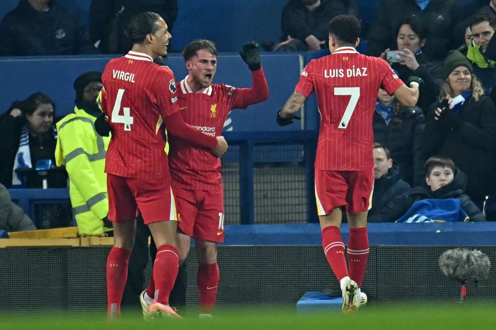 Los jugadores de Liverpool celebran su triunfo contra Everton.