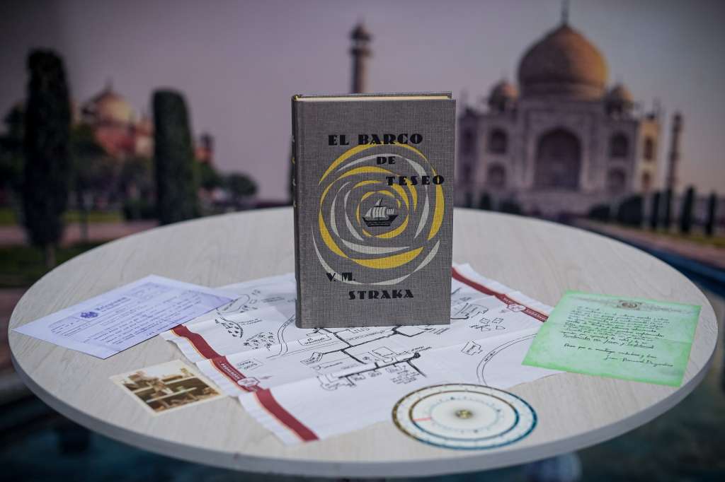 "S. El barco de teseo" es un libro que incluye cartas, mapas y anotaciones al margen que ayudan a resolver el misterio de la novela.