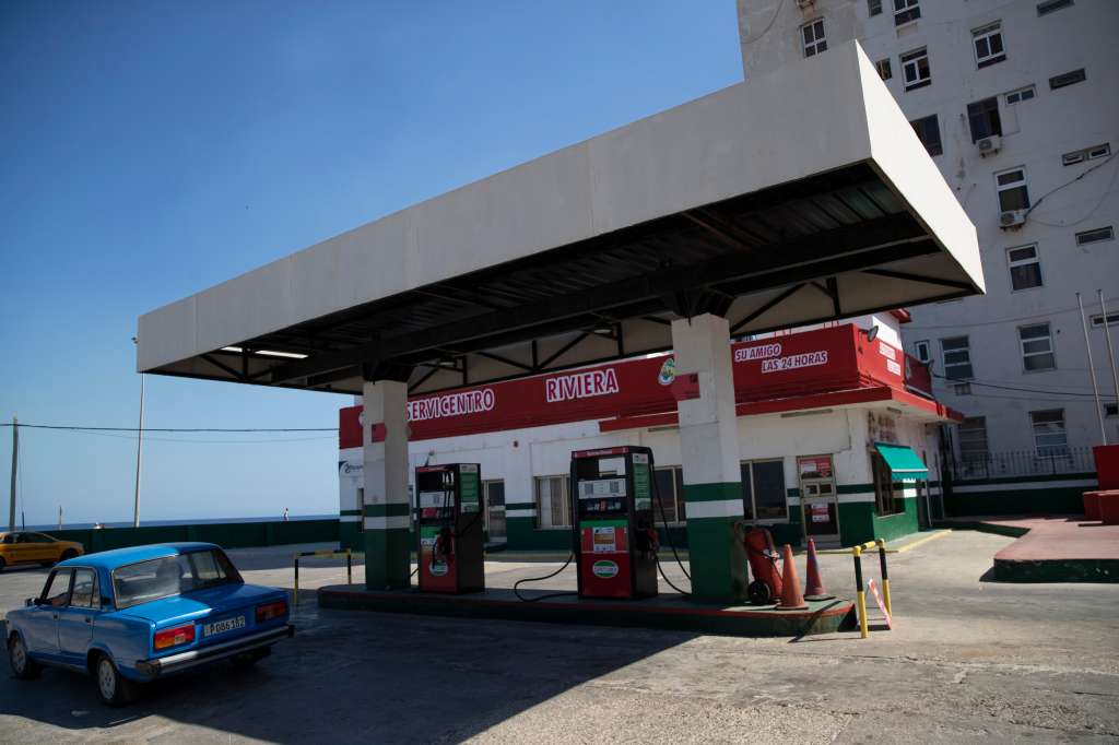 HAB104. LA HABANA (CUBA), 04/04/2023.- Fotografía de una gasolinera cerrada por falta de combustible hoy, en La Habana (Cuba). El combustible vuelve a escasear este martes en La Habana, donde la mayoría de los servicentros (gasolineras) permanecen cerrados y los pocos que aún surten ven crecer largas filas de vehículos a su alrededor. Los problemas de suministro de combustibles no son una novedad en Cuba, que en los últimos meses ha experimentado escasez de carburantes para automoviles de forma intermitente sin que las autoridades aclaren los motivos. EFE/ Yander Zamora