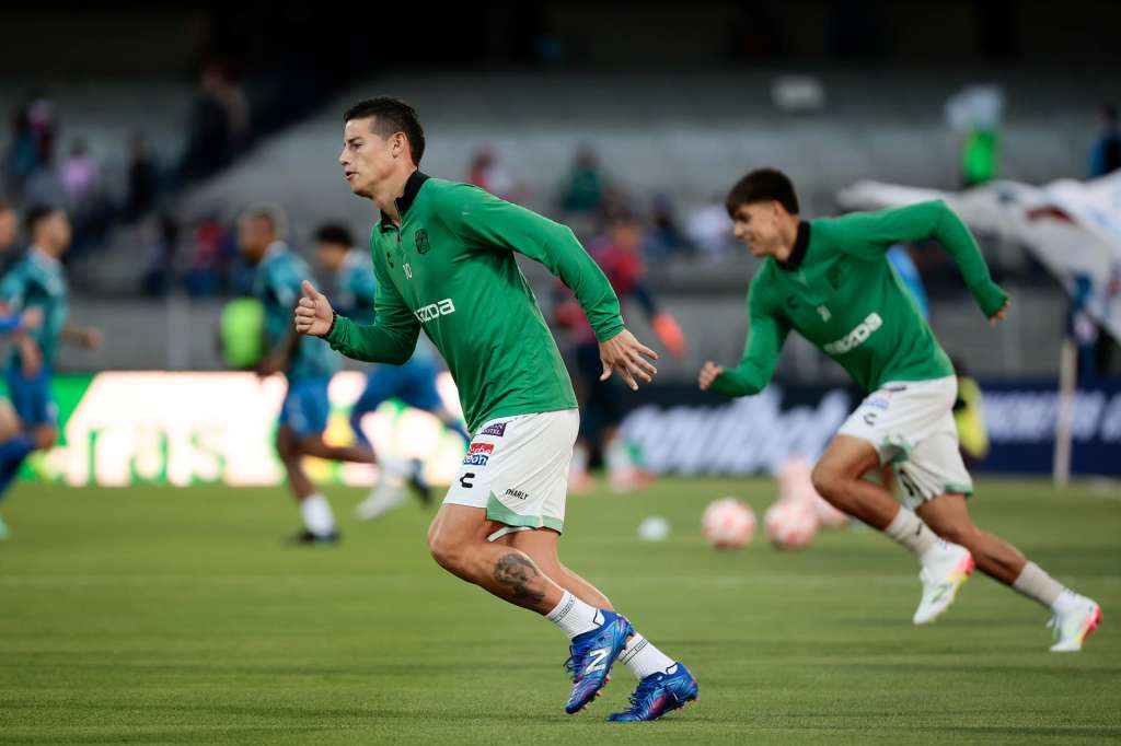 AME5545. CIUDAD DE MÉXICO (MÉXICO), 26/07/2025.- James Rodríguez de León calienta este sábado, previo al partido de la Liga MX entre Cruz Azul y León en el Estadio Olímpico Universitario en Ciudad de México. EFE/José Méndez