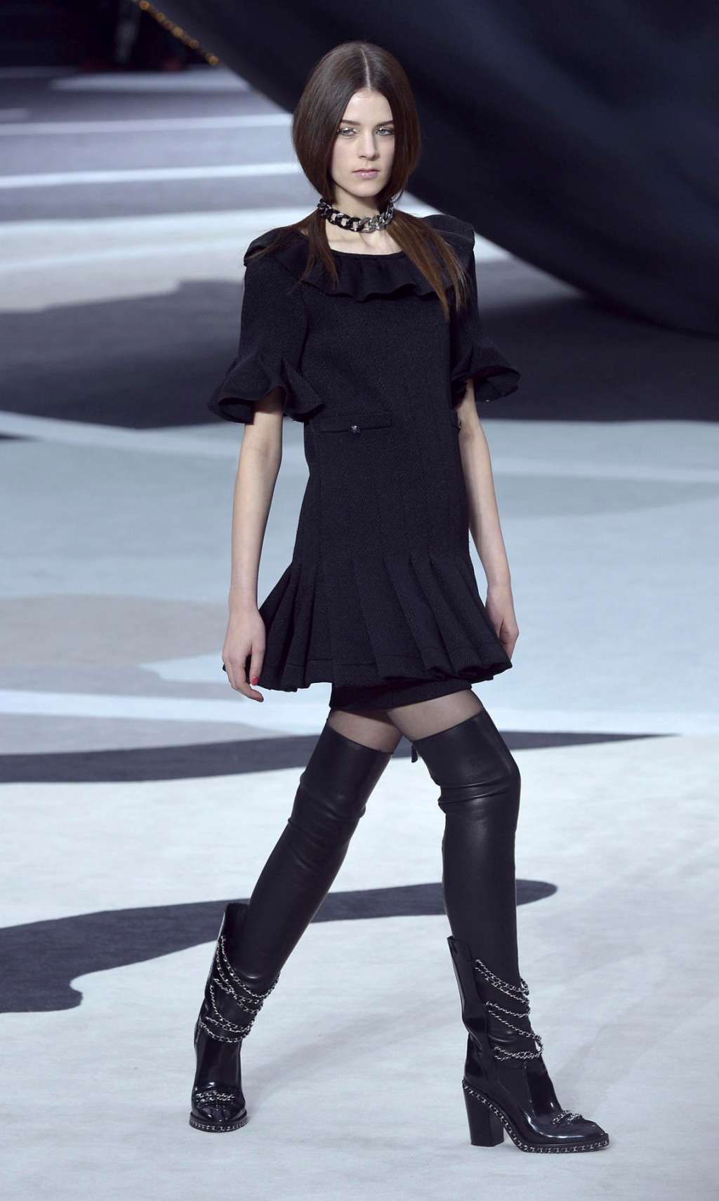 PARÍS (FRANCIA), 12/01/2026.- Foto de archivo tomada el 05/03/2013 de una modelo muestra un diseño del alemán Karl Lagerfeld para la firma Chanel durante un desfile celebrado en el Grand Palais en el ámbito de la Semana de la Moda de París (Francia). La gabardina, el traje de chaqueta, la falda escocesa, el vestido negro y la camiseta blanca son prendas que no envejecen, que no pasan de moda; al contrario siempre funcionan y desprenden una halo de elegancia: son las llamadas prendas refugio, aquellas a las que constantemente se vuelve, sientan bien. EFE/ Christophe Karaba