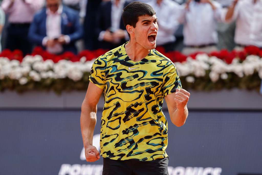 MADRID, 03/05/2023.- El tenista español Carlos Alcaraz celebra la victoria ante el ruso Karén Khachanov, durante el partido correspondiente a los cuartos de final del Mutua Madrid Open de tenis, este miércoles en la Caja Mágica. EFE/ SERGIO PÉREZ