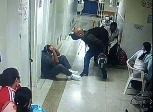 El auxiliar se encuentra en buen estado de salud. Captura del vídeo.