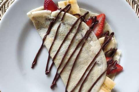 Crepes con salsa de chocolate para sorprender a mamá