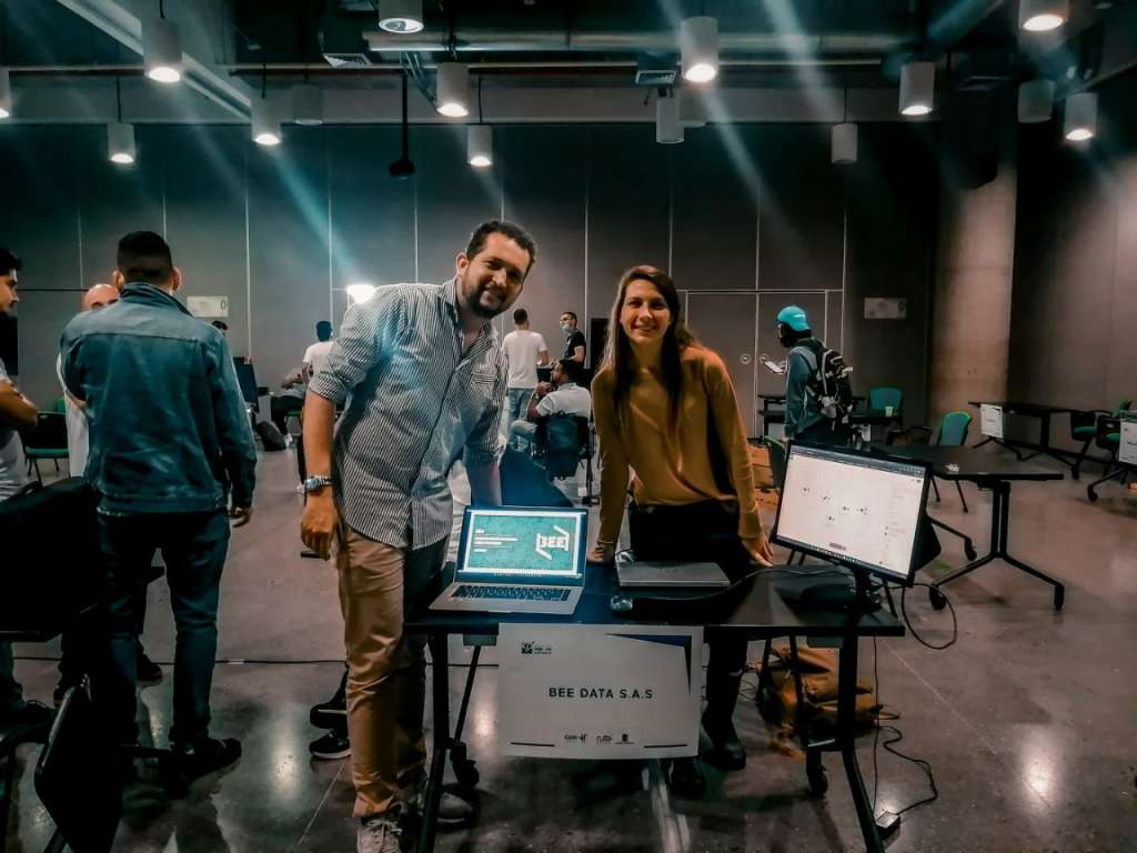 Bee está dedicada a mejorar la productividad, agilidad y la efectividad en la toma de decisiones en las empresas.