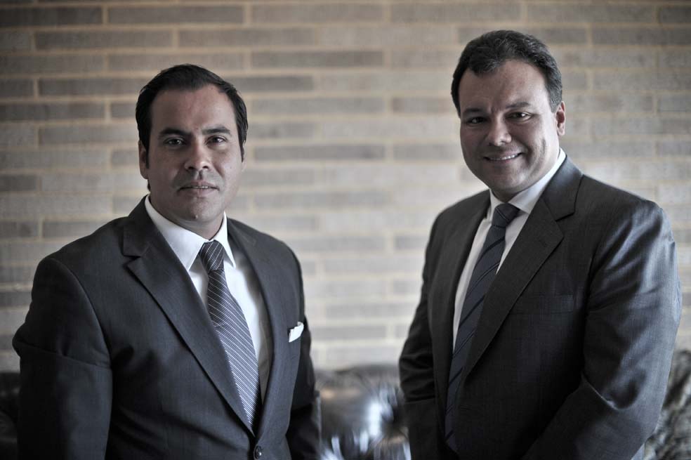 Ricardo Tafur, director regional de Productos de Consumo para Segmento Afluente de Visa, y Humberto Guihurt, director para Colombia. / Luis Ángel