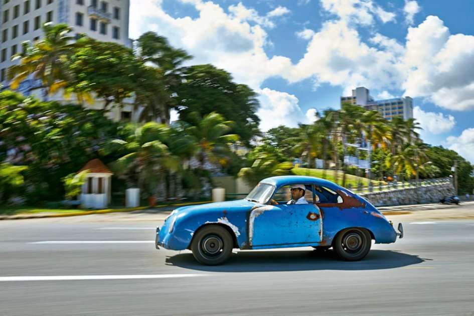 El cubano Reinaldo García Sánchez encontró este Porsche 356 abandonado bajo un árbol. / Fotos: Anatol KotteHay - Revista Christophorus