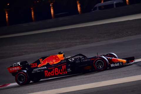 Verstappen superó a Hamilton en el tercer ensayo libre y también se quedó con la pole en Baréin